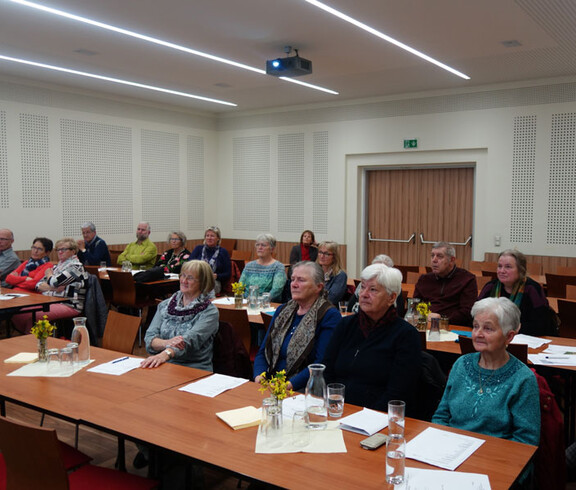 Die Haussammler der Pfarre Amstetten St. Marien informieren sich über die aktuellen Projekte der Caritas