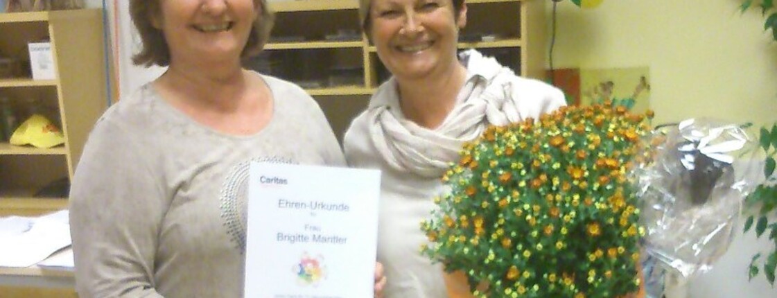 Ehrung der Tagemutter Brigitte Mantler (r.) mit Regionalbetreuerin Hermine Mayr.