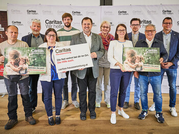 Start der Caritas Haussammlung 2024, v.l.: Caritas Energiesparberater Wolfgang Studeny, Christan Köstler, Leiter der Pfarrcaritas; Pfarrcaritasreferentin Christa Herzberger, Haussammler Paul Grüneis, Caritasdirektor Hannes Ziselsberger, Beate Schneider, Leiterin der Caritas Inlandshilfe, Anna Entenfellner, Leiterin des PsychosozialenDienstes der Caritas St. Pölten, Pfarrer Paul Przybysz, Pfarre St. Pölten-Wagram, Haussammler Peter Kramer, Caritas Generalsekretär Christoph Riedl.