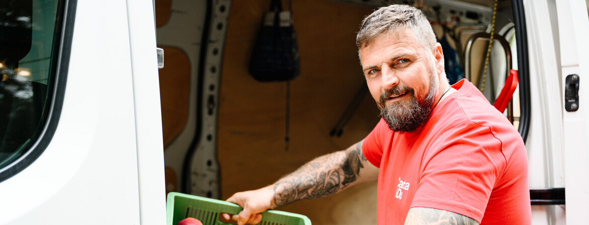 Freiwilliger hilft beim Abladen von Lebensmitteln 