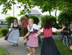 Sommerfest im Haus St. Eliabeth mit Schlagerstar Chris Heart © Karl Lahmer Sommerfest Haus St. Elisabeth tanzende Personen in Dirndl und Lerderhose