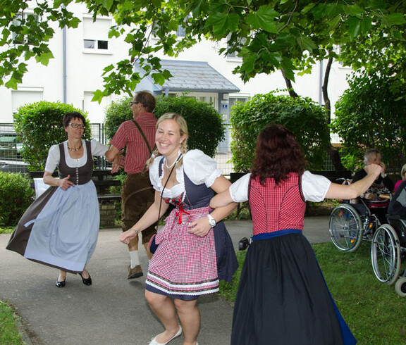 Sommerfest im Haus St. Eliabeth mit Schlagerstar Chris Heart © Karl Lahmer Sommerfest Haus St. Elisabeth tanzende Personen in Dirndl und Lerderhose