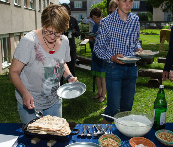 Start der Hungerkampagne 2016 im Garten der Caritas - Besucher schlagen beim Essen zu