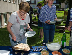 Start der Hungerkampagne 2016 im Garten der Caritas - Besucher schlagen beim Essen zu