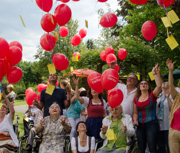Sommerfest im Haus St. Eliabeth mit Schlagerstar Chris Heart © Karl Lahmer Sommerfest Haus St. Elisabeth Gruppenfoto, wo sie rote Ballons steigen lassen