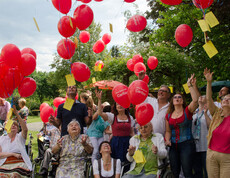 Sommerfest im Haus St. Eliabeth mit Schlagerstar Chris Heart © Karl Lahmer Sommerfest Haus St. Elisabeth Gruppenfoto, wo sie rote Ballons steigen lassen
