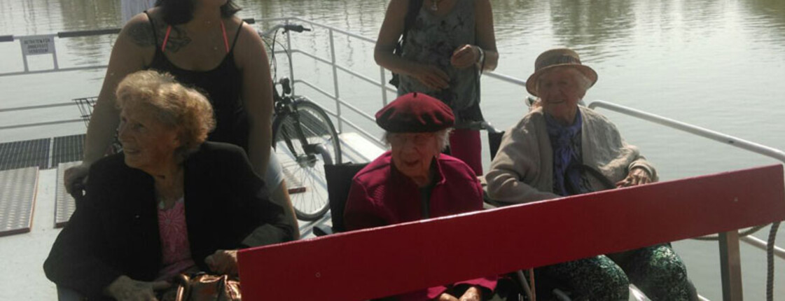 Bewohnerinnen und Mitarbeiterinnen auf einem Schiff am Neusiedlersee