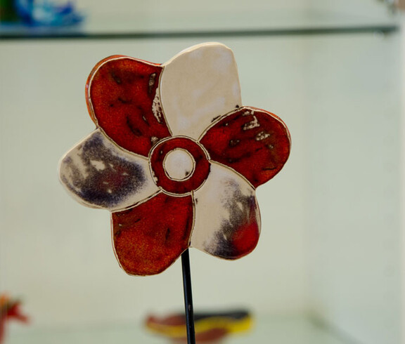 Werkstatt Loosdorf Produkt eine rotweiße Deko Blume