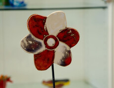 Werkstatt Loosdorf Produkt eine rotweiße Deko Blume