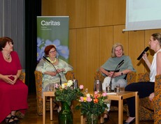 Feier zum 20 jährigen Jubiläum des Mobilen Hospizdienstes der Caritas St. Pölten - Gespräch auf der Bühne
