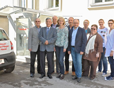 Rat und Hilfe - Gruppenfoto beim Caritas-Auto