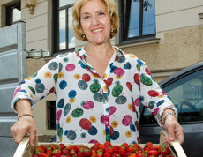 Caritas-Mitarbeiterin mit frischen Erdbeeren