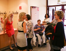 Besucherinnen bei der Garderobe Besucherinnen bei der Garderobe