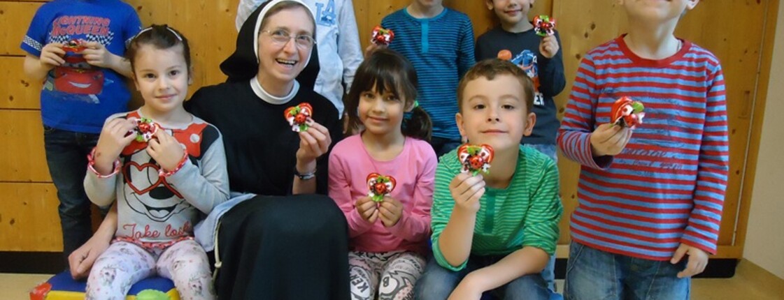 Schwester Cornelia mit Kindern aus ihrer Kindergartengruppe.
