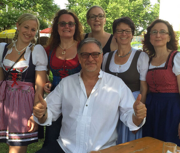 Sommerfest Haus St. Elisabeth Gruppenfoto Mann mit fünf Frauen