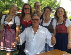 Sommerfest Haus St. Elisabeth Gruppenfoto Mann mit fünf Frauen