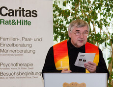 Pfarrer Rudolf Wagner bei der Eröffnung der Beratungsstelle "Rat & Hilfe" in Gmünd