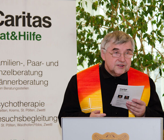 Pfarrer Rudolf Wagner bei der Eröffnung der Beratungsstelle "Rat & Hilfe" in Gmünd