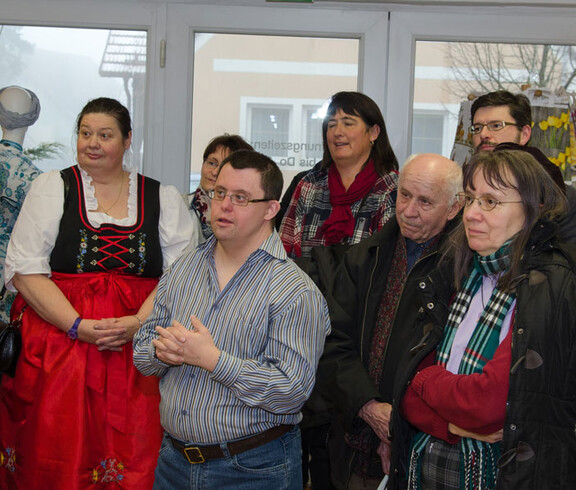 Besucher der Feier des carla-Shops