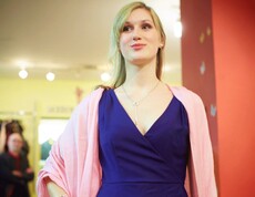 Eine Frau in einem violetten Kleid der carla Amstetten