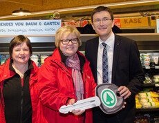 Im Spar Gruppenfoto der Caritas-Mitarbeitern und dem Sparchef mit dem symbolischen Schlüssel für das Caritas-Auto