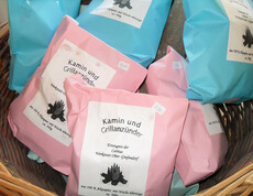 Werkstatt Obergrafendorf Produkt Grillanzünder in rosa und blauen Verpackungen