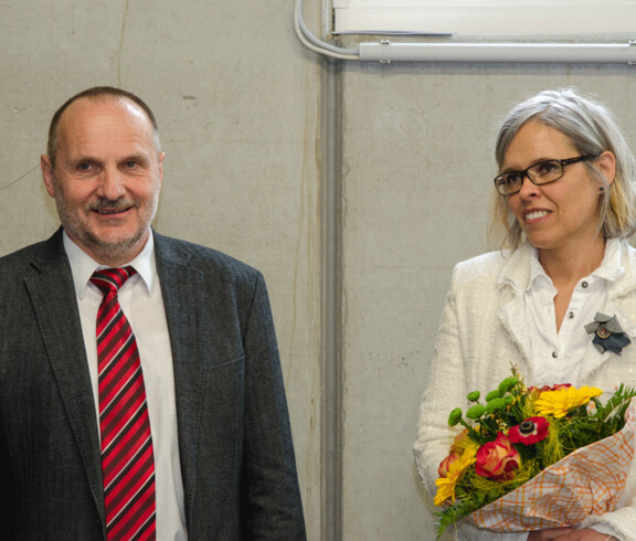 Zwettl Recycling Eröffnung Portrait ein Mann und eine Frau mit Blumen in der Hand