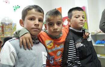 Drei Jungen im Kinderzentrum Eden in Tirana, die dank des Projekts Hoffnung auf eine bessere Zukunft haben.