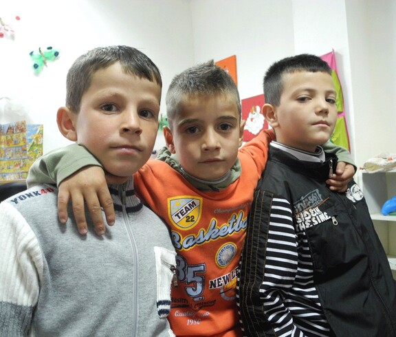Drei Jungen im Kinderzentrum Eden in Tirana, die dank des Projekts Hoffnung auf eine bessere Zukunft haben.