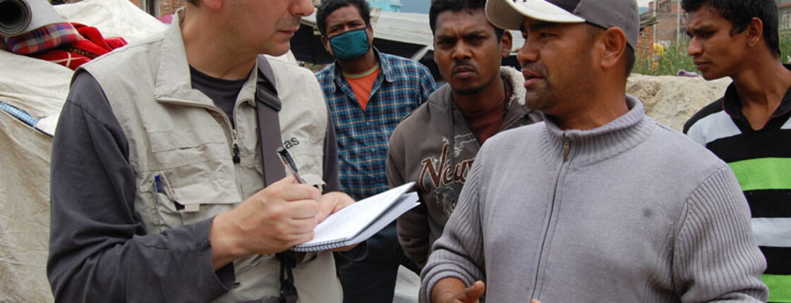 Nepal Caritas Helfer Andreas Zinggl unterhält sich in Kathmandu mit Einwohnern.