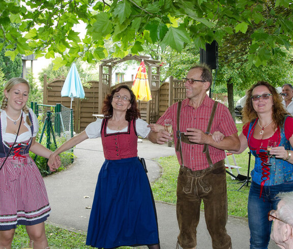 © Karl Lahmer Sommerfest Haus St. Elisabeth Gruppenfoto tanzen