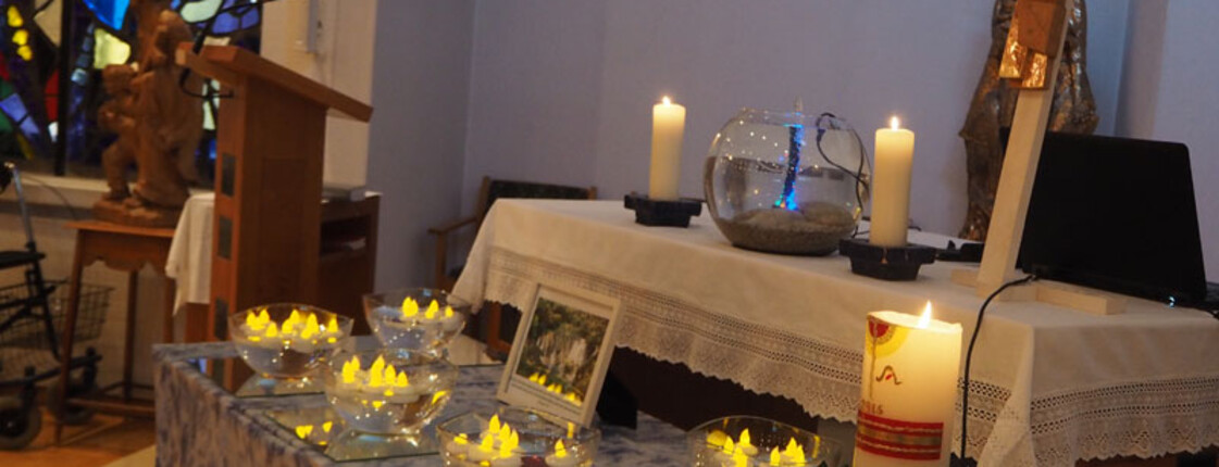 Geschmackvoll gestalte Kapelle mit vielen Kerzen