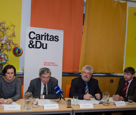 Der Direktor der Caritas St. Pölten und drei weitere Mitarbeiter bei einer Pressekonferenz zur Kinderkampagne