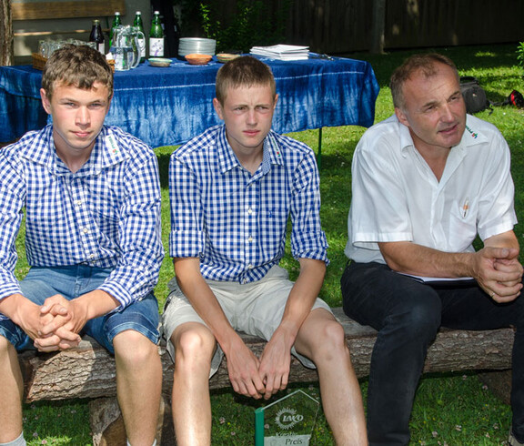 Start der Hungerkampagne 2016 im Garten der Caritas - fleißige Helfer
