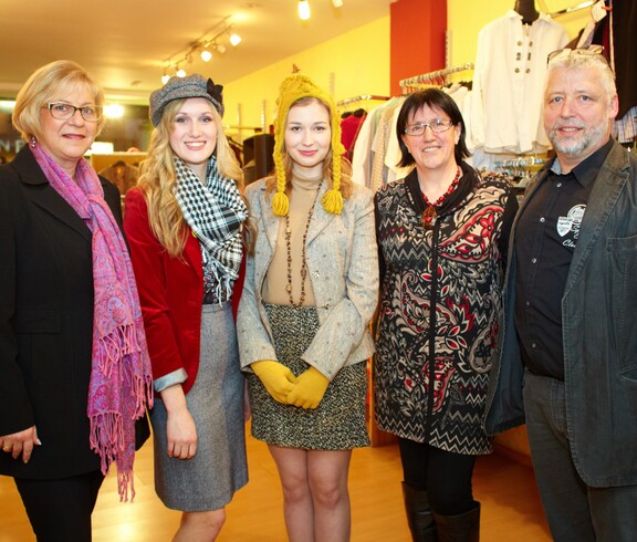Fünf Personen posieren lächelnd im carla Shop Amstetten.