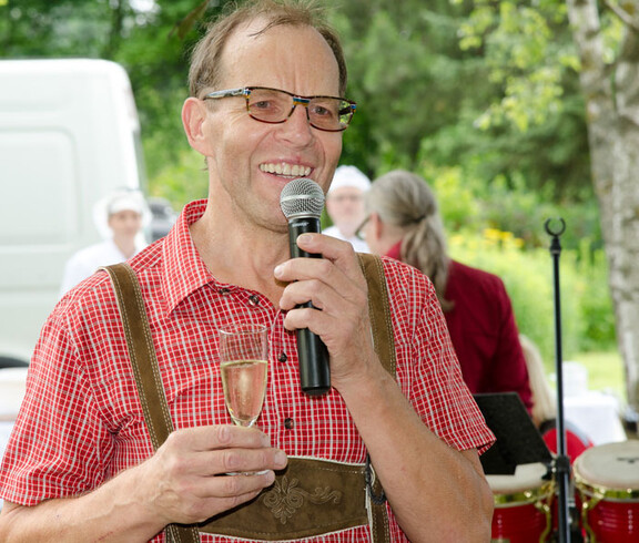 © Karl Lahmer Sommerfest Haus St. Elisabeth Portrait Mann mit Mikrofon