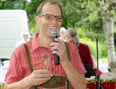 © Karl Lahmer Sommerfest Haus St. Elisabeth Portrait Mann mit Mikrofon