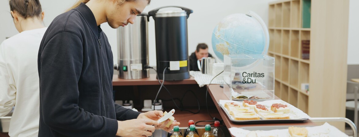 Junger Mann bei Jausenzubereitung