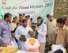 Caritas-Mitarbeiterin in Pakistan bei Spendenausgabe der Flutopfer von 2010