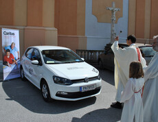 Krankengottesdienst BUP Waidhofen an der Thaya Auto von vorne mit Pfarrer und Ministrant