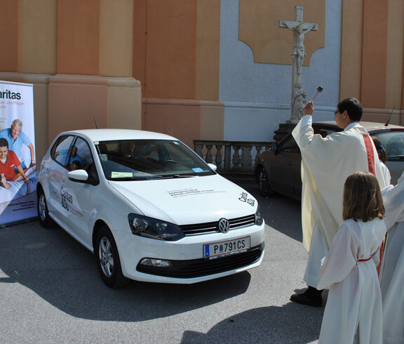 Krankengottesdienst BUP Waidhofen an der Thaya Auto von vorne mit Pfarrer und Ministrant