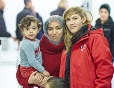 Bewohnerin der Unterkunft in Melk mit Kind und Caritas Mitarbeiterin