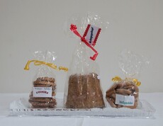 Drei Packungen verschiedenem Gebäck, ganz links Schoko-Walnuss Cookies, daneben ein Kuchen und ganz rechts eine Packung Intelligenzkekse.