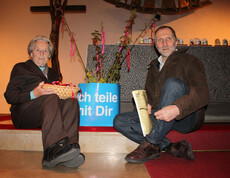Haussammlerstart Bad Traunstein Portrait zwei Männer sitzen auf einer Stufe in der Kirche