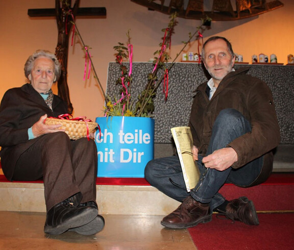 Haussammlerstart Bad Traunstein Portrait zwei Männer sitzen auf einer Stufe in der Kirche