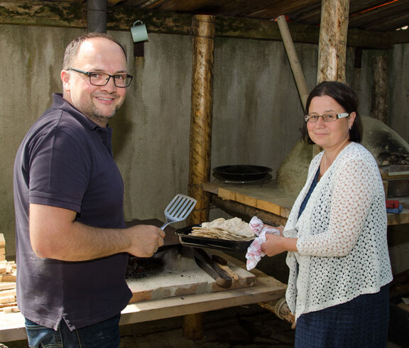 Start der Hungerkampagne 2016 im Garten der Caritas - Caritas-Mitarbeiter bei der Arbeit