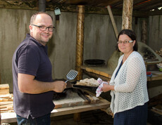 Start der Hungerkampagne 2016 im Garten der Caritas - Caritas-Mitarbeiter bei der Arbeit