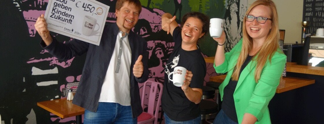 Coffee to help Coffee to help Grupenfoto im Emmi mit gesammeltem Betrag