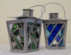 Zwei Laternen mit Glas in verschiedenen Farben