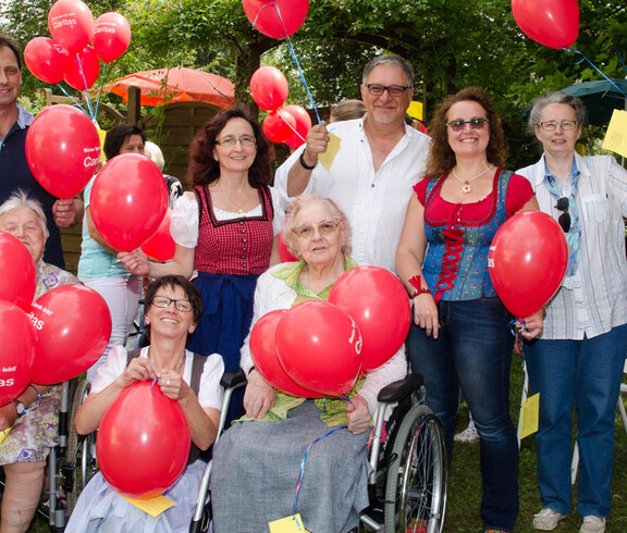 Sommerfest im Haus St. Eliabeth mit Schlagerstar Chris Heart © Karl Lahmer Sommerfest Haus St. Elisabeth Gruppenfoto mit roten Ballons